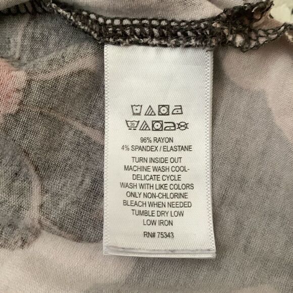 Tahari Flared Flowers Print 3/4 Sleeve Rayon Blend Top Tunic Size 1X - Picture 9 of 9